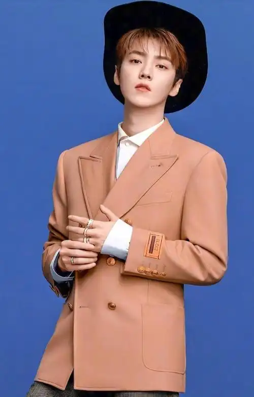 黄子韬回国后人气虽不如鹿晗,但资源也好到爆棚,最近还因电视剧再次