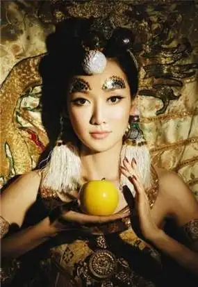 也许上天对萨顶顶比较厚爱,婚后老公对她宠爱有加,夫妻和睦.