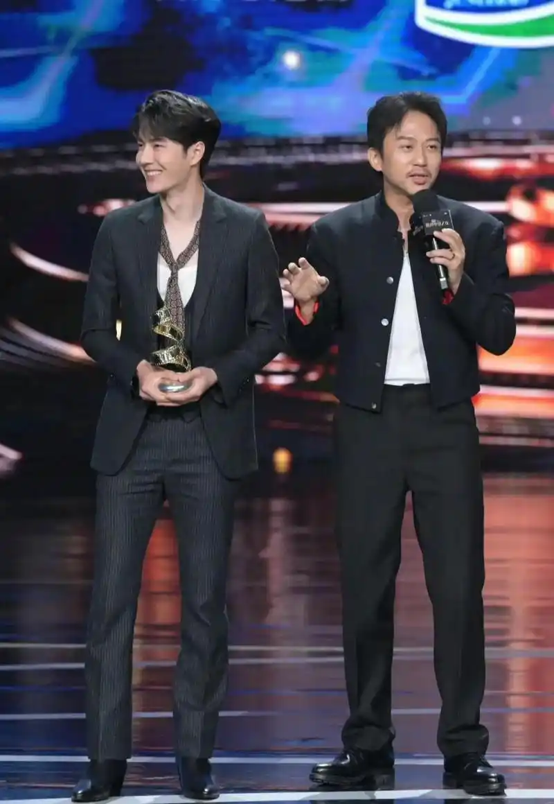 王一博这身高水份也太多了吧,百度和邓超一样是180,王一博穿这么高的