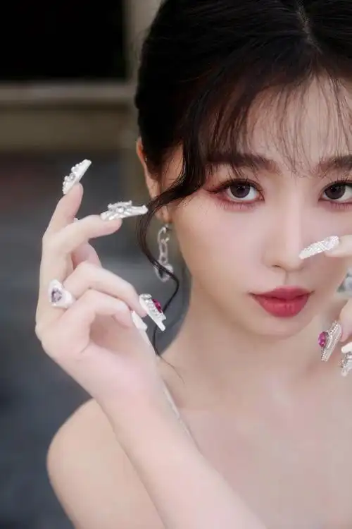 虞书欣齐刘海丸子头##虞书欣心型耳饰