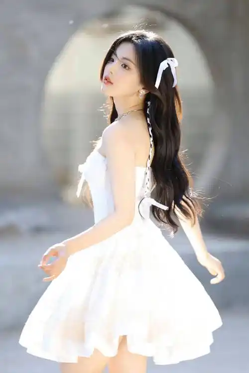 杨超越白色连衣裙青春活力写真_的设计_穿着_裙子