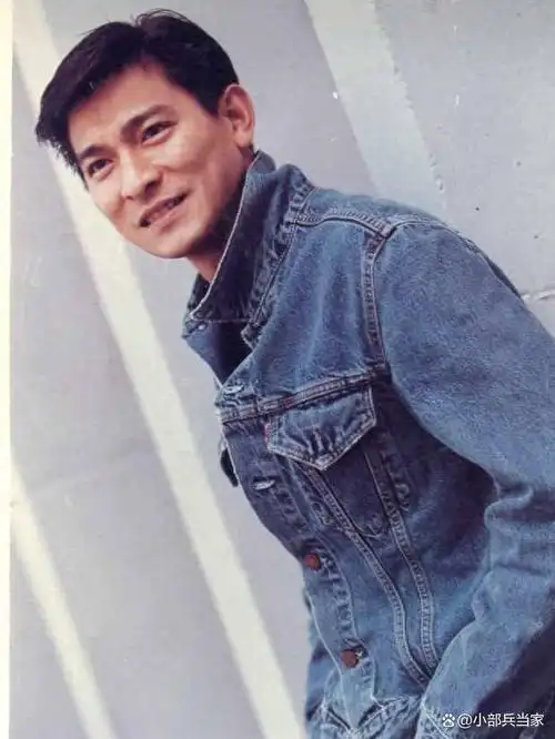 随着网友在社交媒体上曝光刘德华在国外拍戏的照片,人们纷纷感慨瘴换