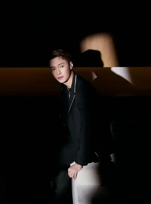 张艺兴昨晚活动造型大片 张总这气质真的绝了……_高清图集_新浪网