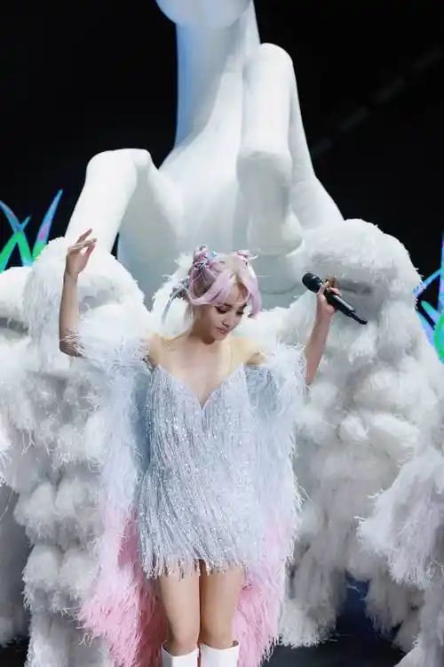蔡依林福州演唱会献惊喜 可爱迷人粉羽毛蛋糕裙首曝光_歌迷_造型_整场