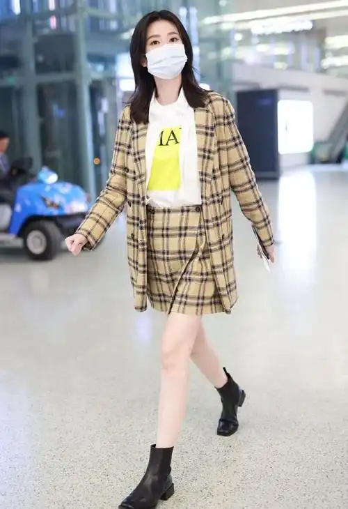乔欣的"格子装"真时髦,一身"学院风"西装短裙,好显青春活力|米色|穿搭