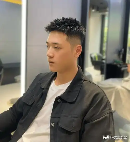 男生夏天适合留"两边推短"发型,这3款造型清爽干净,谁剪谁帅_头发