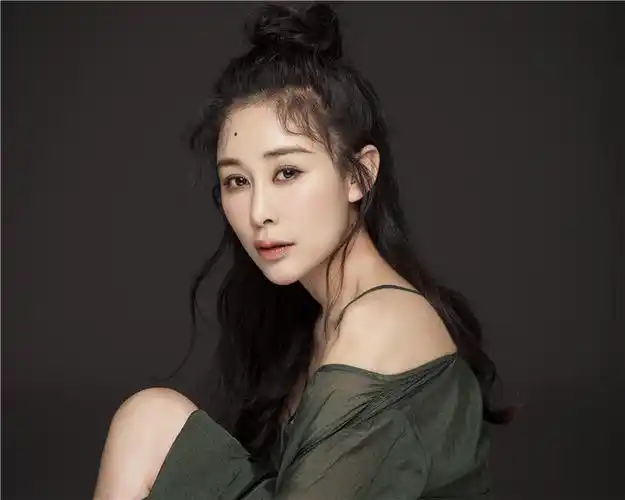 演员周扬曝甜美写真 笑容惬意尽显优雅魅力