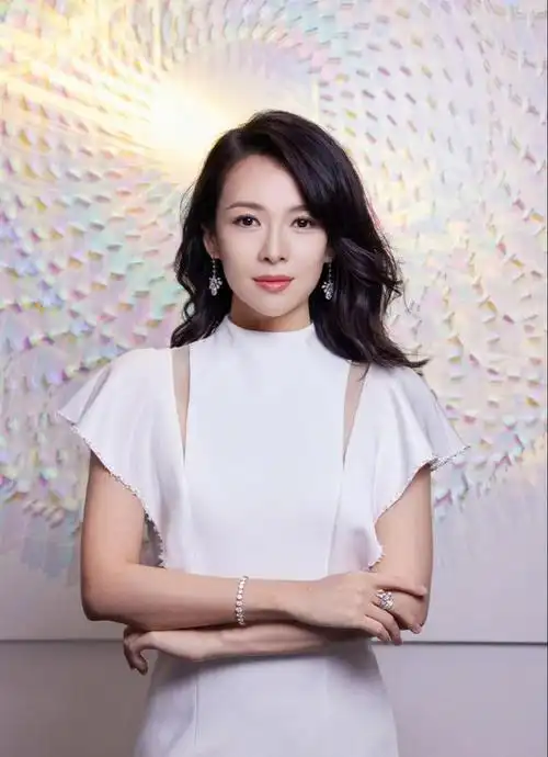 章子怡穿白色紧身裙勾勒曼妙身姿女人味十足