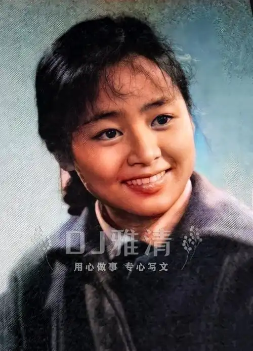 那时她只有17岁,脸上满是青涩和朴实,气质纯净得像一张白纸.