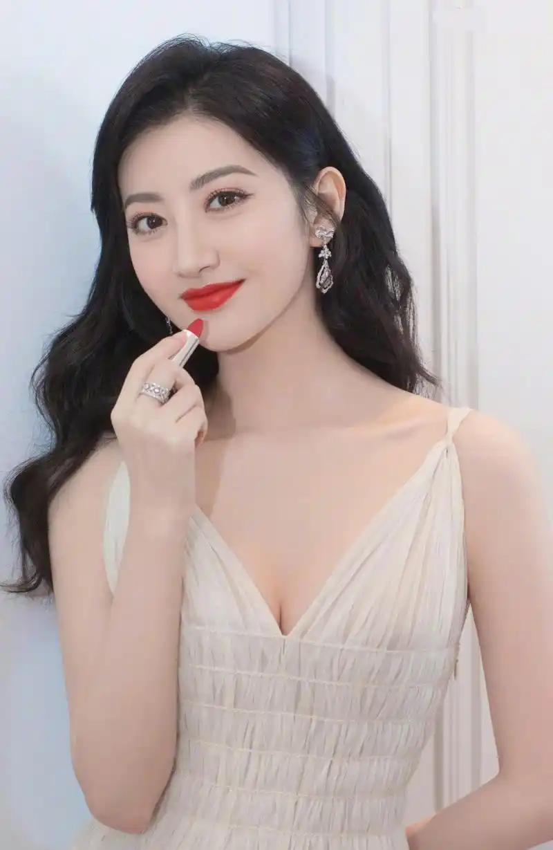 景甜在白色深v吊带连衣裙中展现出了她的女神气质和自信.