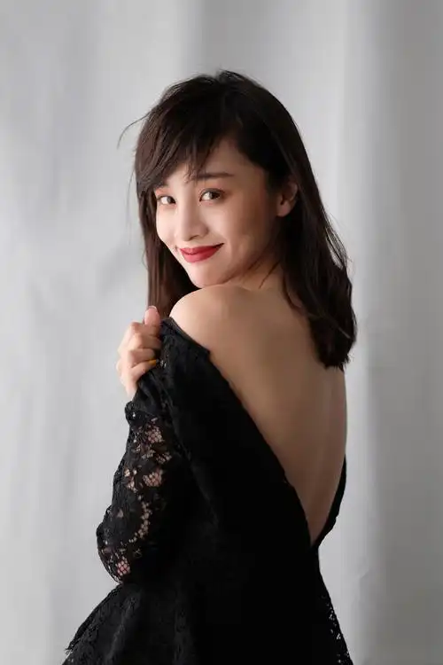 章龄之玉背迷人褪去青涩尽显极致魅惑