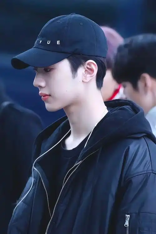 偷偷拍下你的样子 各种角度我都喜欢#赖冠霖 #奶罐冠霖