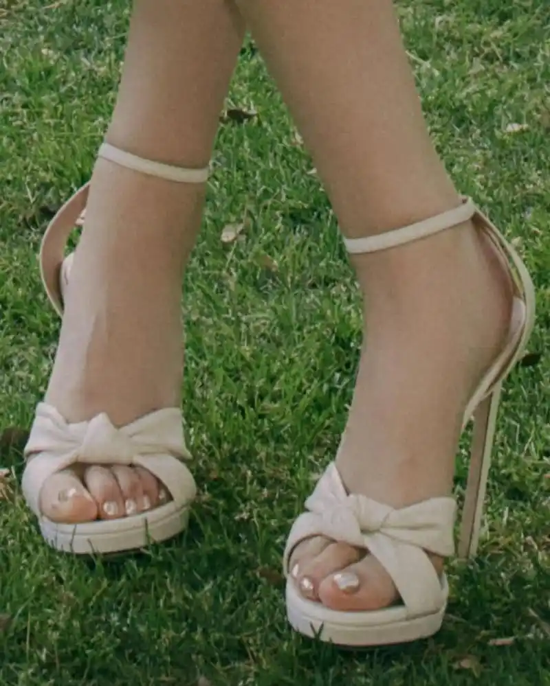 乔欣:白色蝴蝶结绑带高跟凉鞋