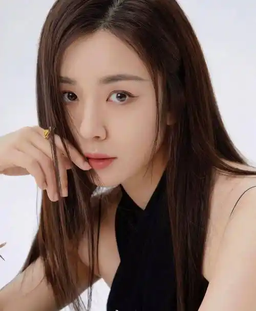 王晓晨黄色长发大眼萌动写真