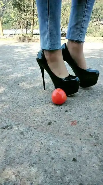 小姐姐用高跟鞋踩踏西红柿踩下去的那一刻网友这声音真解压