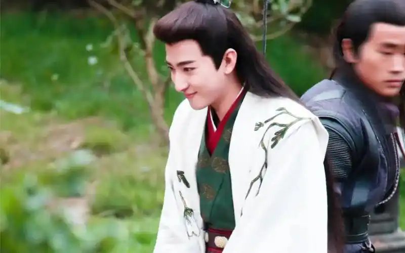 夜燕白刘昱晗 片场娇憨可人