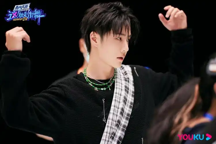 酷豹之姿纵横舞林,@uniq-王一博 队长掀起舞台狂潮,「王炸」街舞盛世!