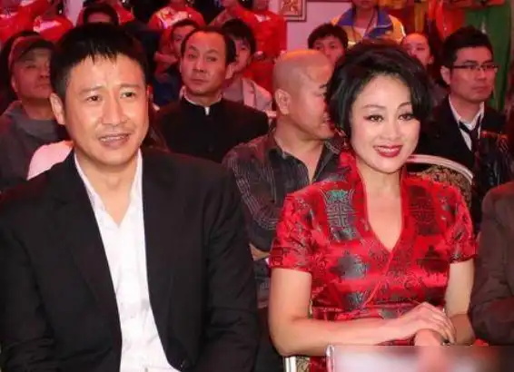 58岁王姬与丈夫同甘共苦27岁儿子智商仅4岁女儿比她还漂亮