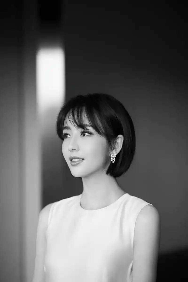 佟丽娅换一次发型就能火一次短发接回长发气质更出众了