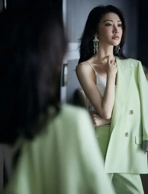 景甜 身穿绿色西装搭配白色吊带上衣,清新自然