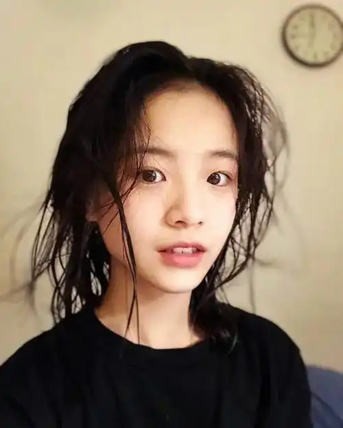 《同学两亿岁》(2018)饰演宣墨/阿部多瑞《小欢喜》(2019)饰演 乔英子