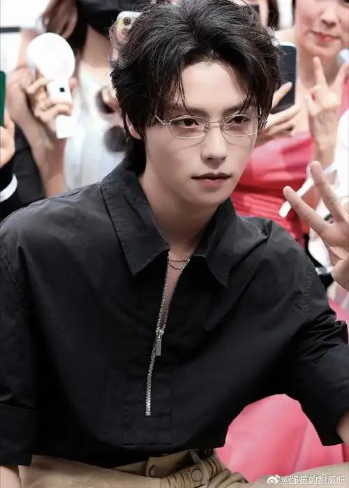 肖宇梁超话xyl#为肖宇梁怦然心动#xyl#肖宇梁#你的笑 是大海拥抱海岛