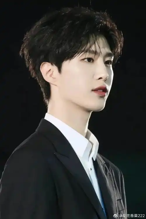 介绍一下这是我男朋友    范丞丞|理想男友|壁纸|头像#范丞丞脏辫