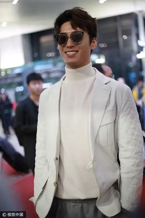 大男孩一枚!窦骁一路小跑难掩好心情 获"虹桥一姐"合影摘墨镜配合