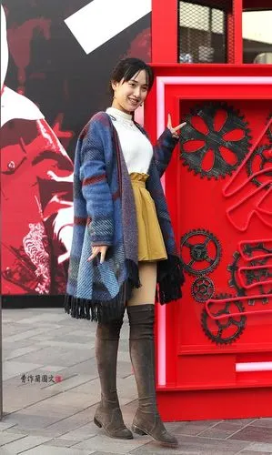 街拍把高筒靴穿得更有气质的美女