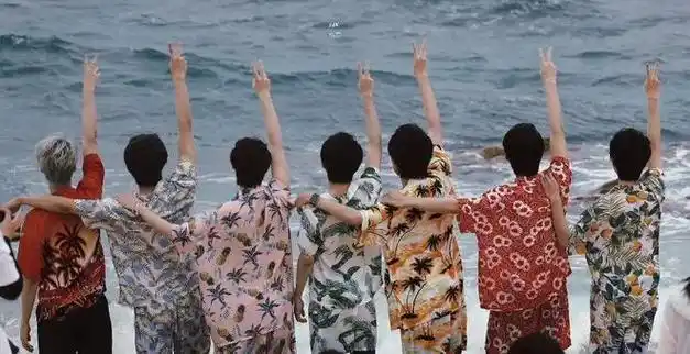 时代少年团三亚团综路透放出七人海边背影合照梦回2019年的夏天