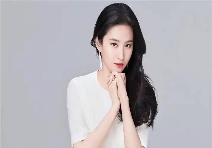 刘亦菲臭美被拍,自嘲台前幕后状态满分,皮肤细腻令人羡慕.