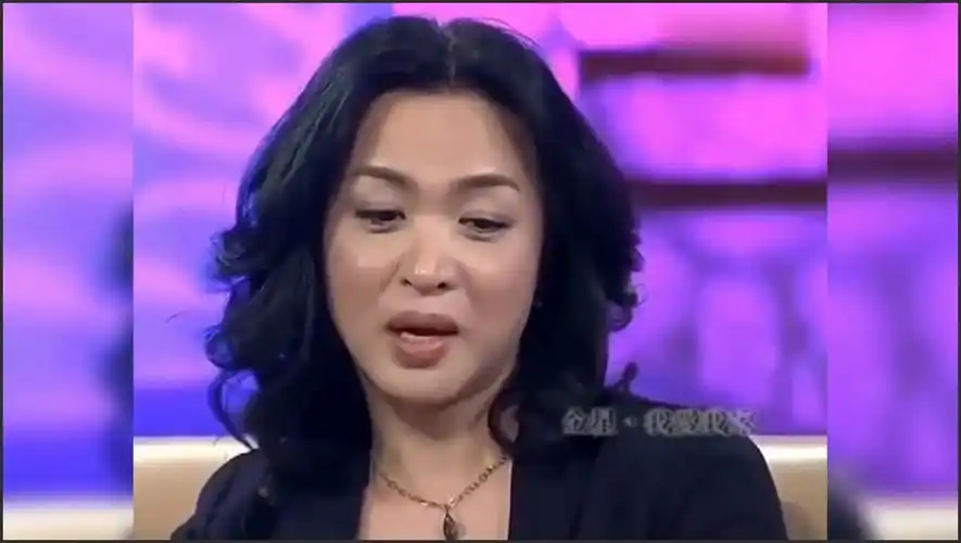 54岁金星再回男儿身?素颜穿男装机场露面,潇洒帅气不输当年