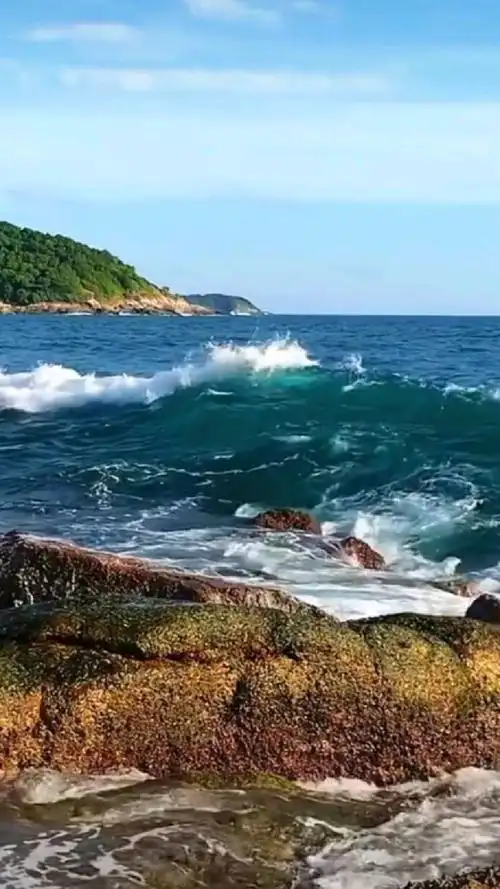 看看海的浪花,听听大海的声音,顿时让你平静下来,静静地欣赏大海-度小