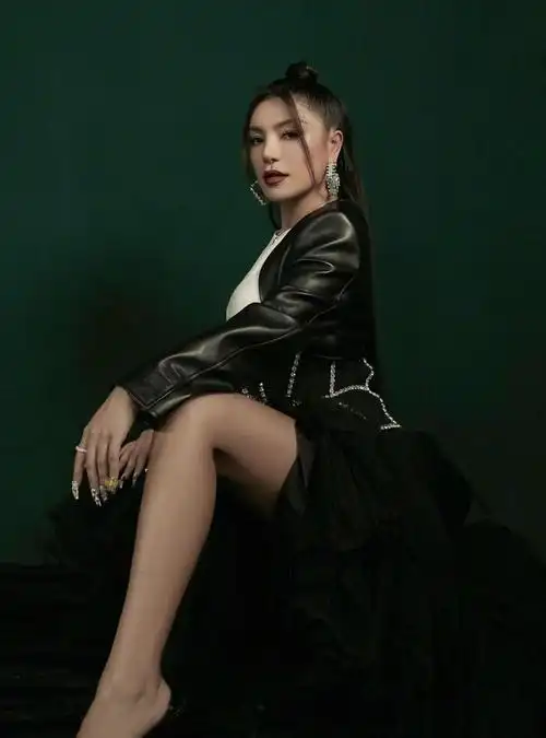 回顾超女冠军江映蓉因整容失败像怪物全身只剩眼珠是自己的