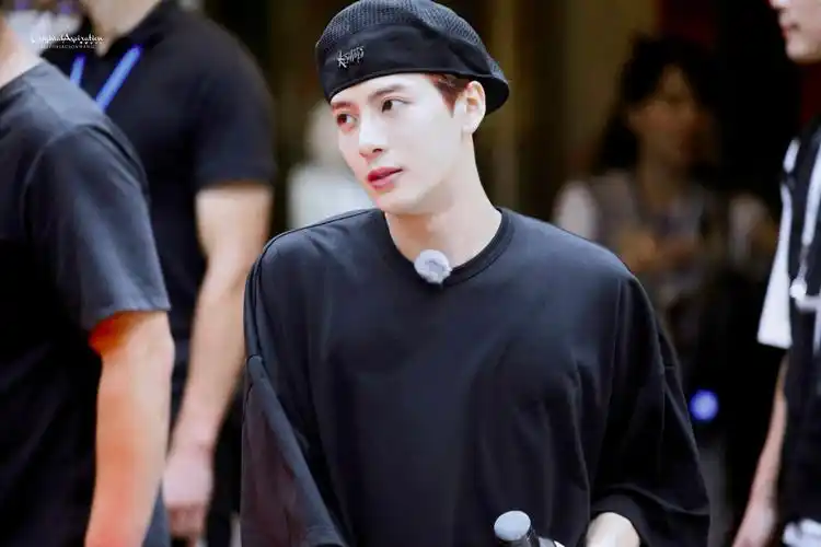 王嘉尔嗨放派录制上班饭拍 黑色宽松t搭配黑色棒球帽……_高清图集