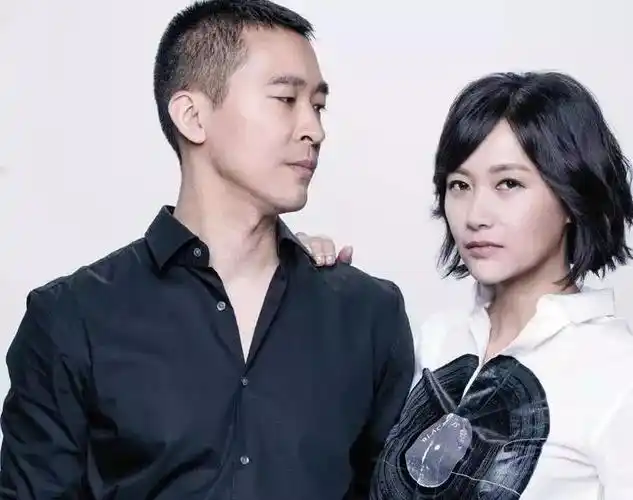 和成龙车内激吻,与吴亦凡传闻不断,靠京圈上位的徐静蕾居然秀恩爱了?