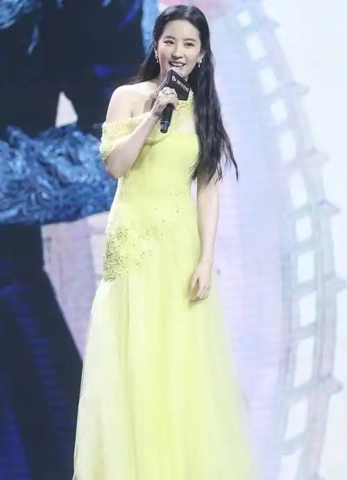 刘亦菲的衣品不敢恭维,穿白色斜肩开叉裙略显魁梧,还好颜值高_连衣裙