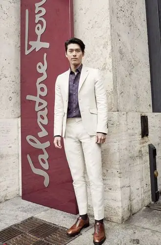 玄彬助阵米兰2018秋冬时装周salvatore ferragamo专场秀,米白套西内搭