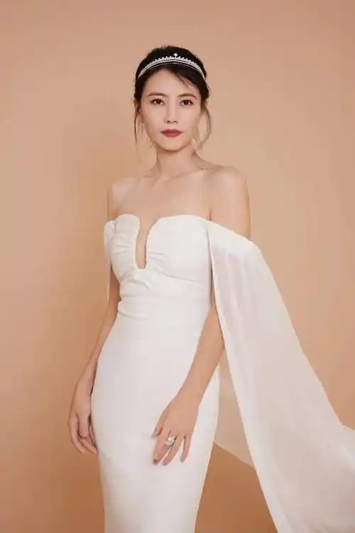 【高圆圆性感美图】露肩深v白裙,女神般典雅惊艳,营造冠冕绮梦_品牌