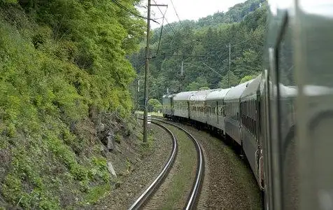 拐弯处拐弯处的火车照片