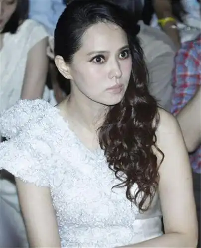 原创伊能静出席活动的生图流出网友脸上起码涂了2斤粉