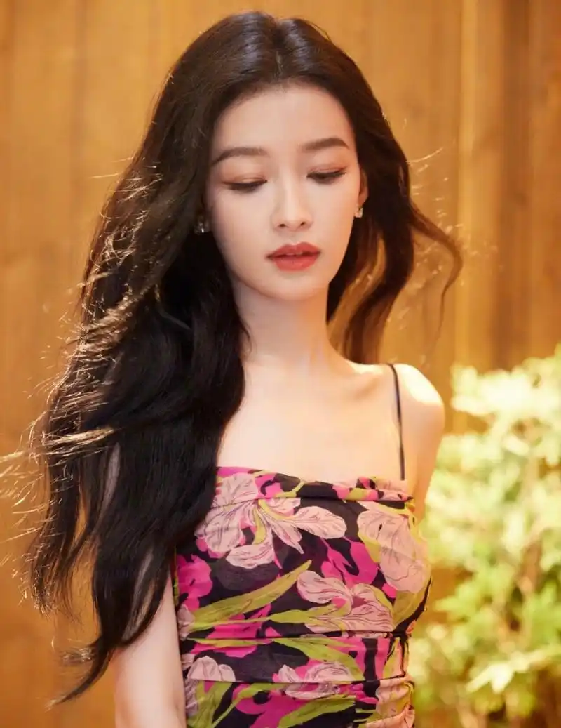 甜美小妈#孙怡# 一袭碎花吊带裙,肤白貌美的容颜,窈窕曼妙的身材,丰满