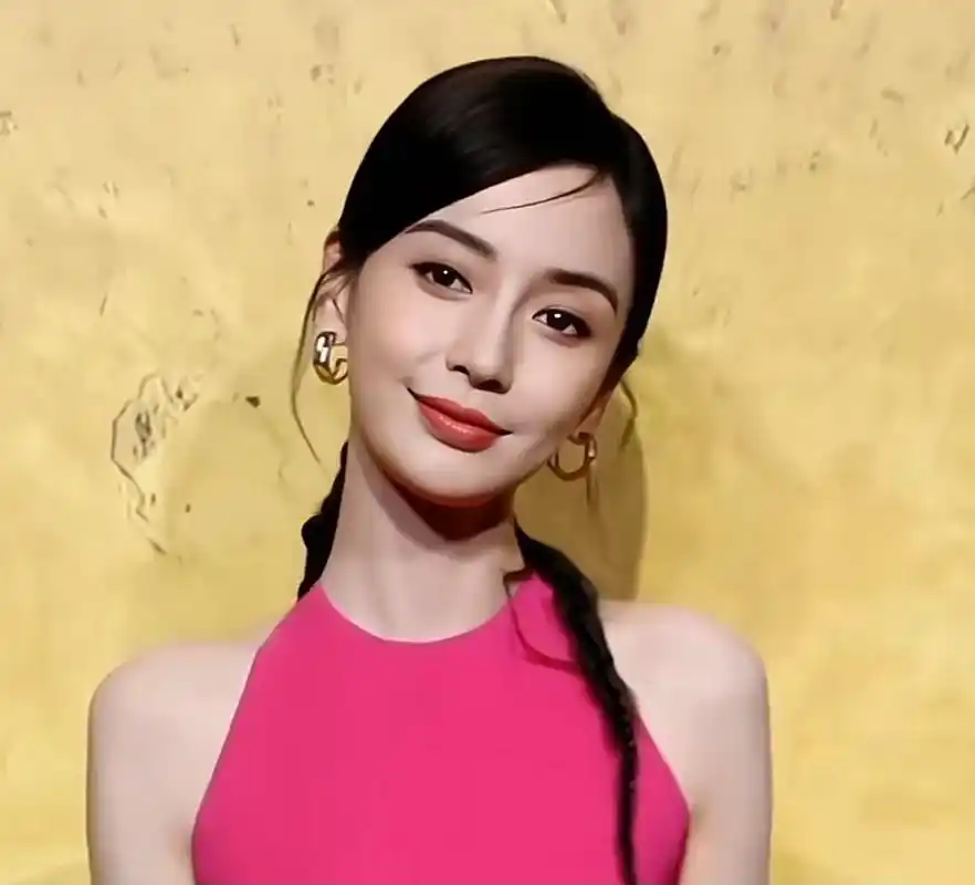 angelababy甜酷玫红挂脖吊带裙造型,一如既往的好看,不过笑起来可以