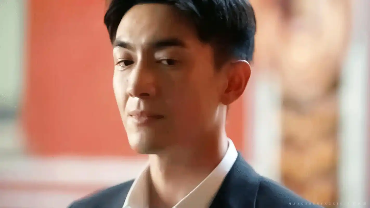 林更新新剧来了,从骑自行车的毛头小子,到后面穿深色西装出场,应该是