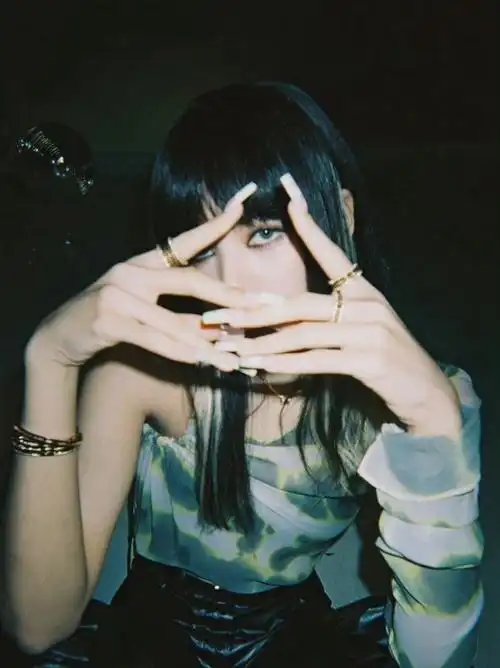 lisa化身长发辣妹酷飒超a感写真图片