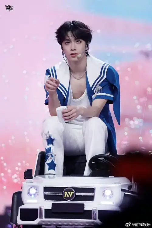 舞台这个衣服太不把观众当外人了,还有低头这张照片谁截的,刘耀文胸肌