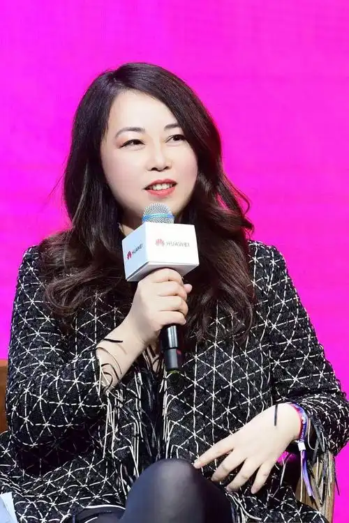 从mate20pro红蓝知己看华为手机打通女性市场之路