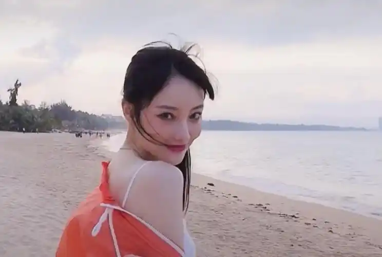 原创李小璐晒海边戏水照,40岁穿吊带的她依旧清纯,牛奶肌白得直晃眼