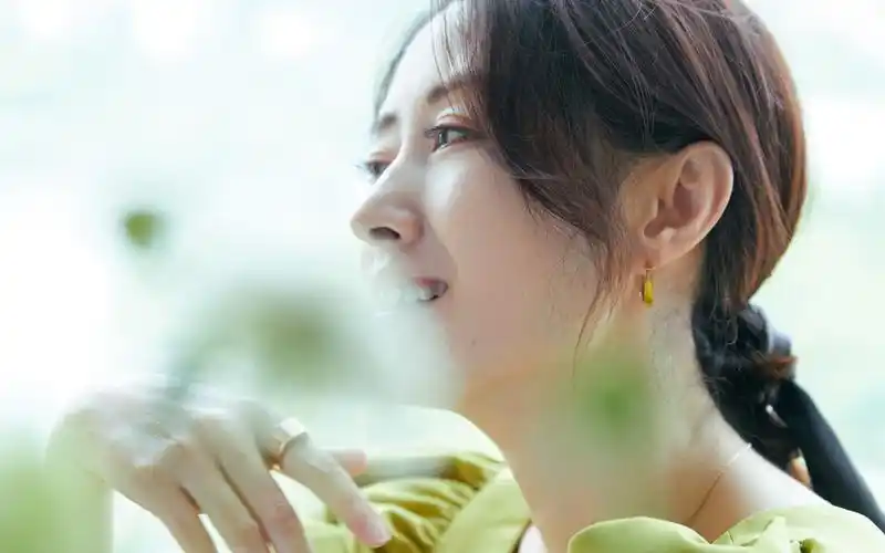 刘敏涛绿色套装清爽写真桌面壁纸