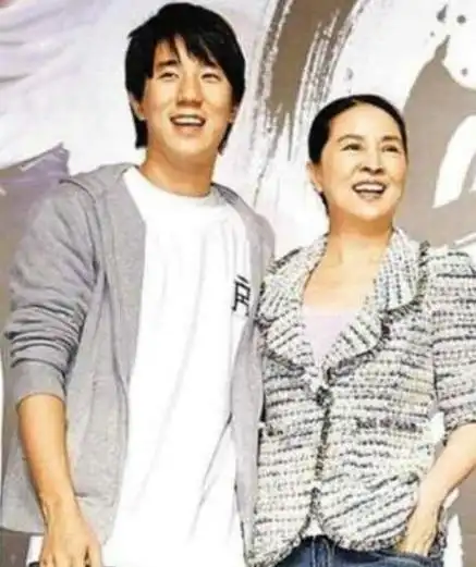 这一次德高望重的成龙终于被自己的亲人戳破了本性